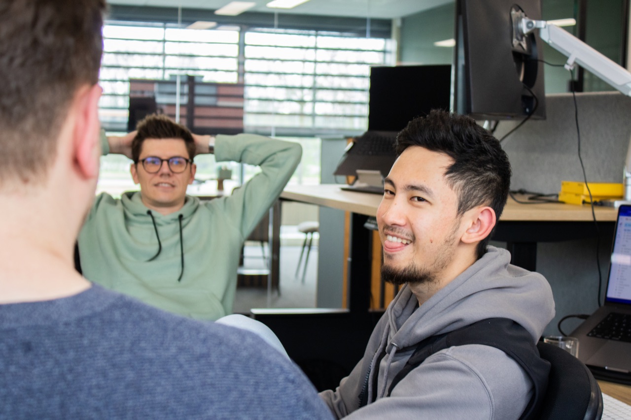 Twee Webbio collega's werken samen aan een project